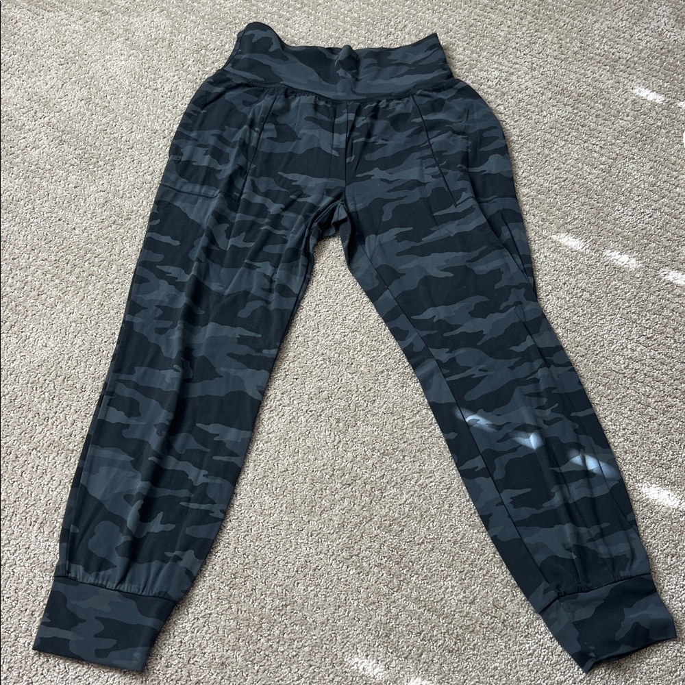 Athleta Salutation High Rise Joggers Camo Size Medium